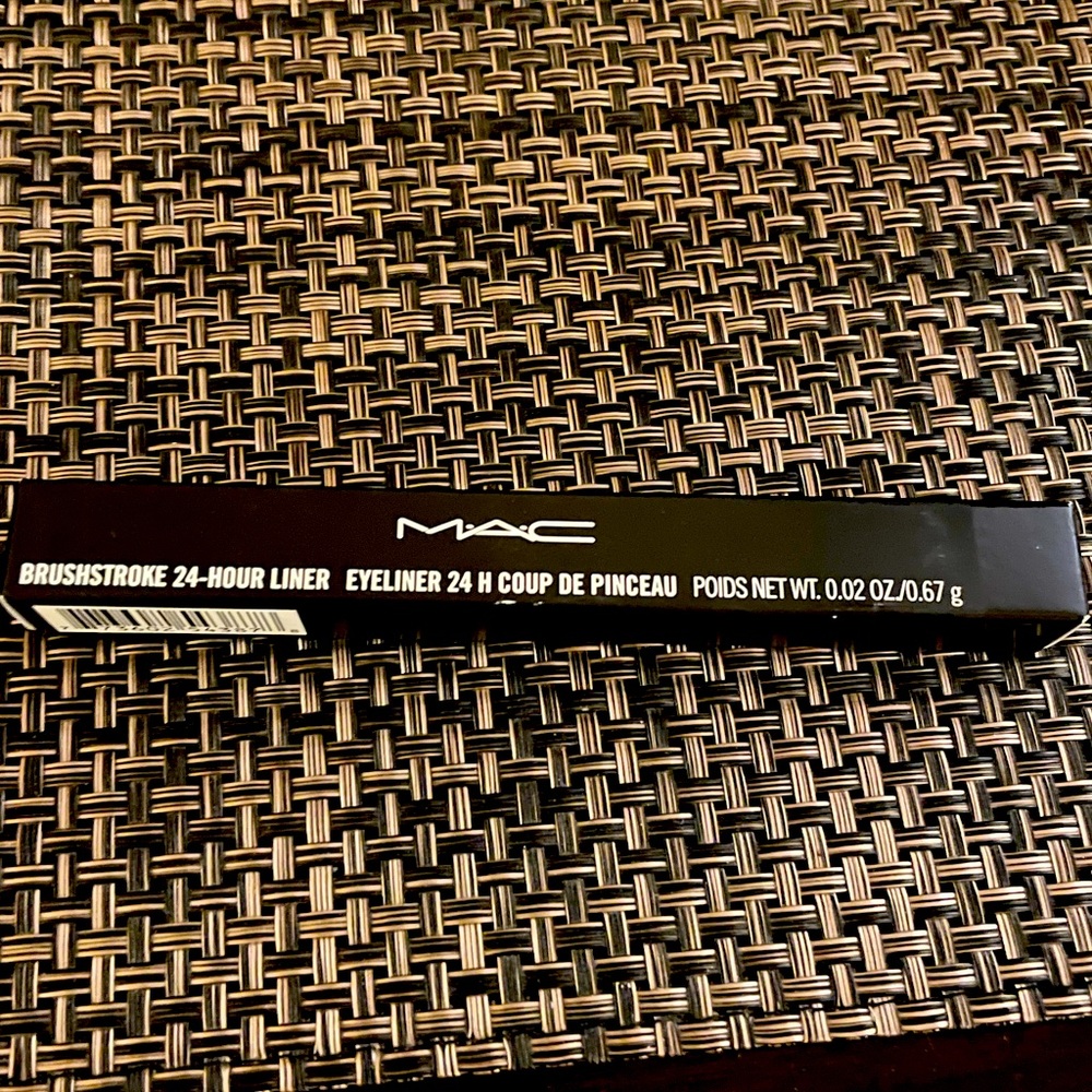 NWT- MAC- Brushstroke 24 Hour Liner in Black